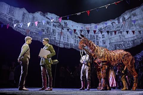 Tom Sturgess (Albert Narracott), Chris Williams (Lieutenant Nicholls), Tea Poldervaart, Robin Hayward, Gun Suen (Joey) in War Horse